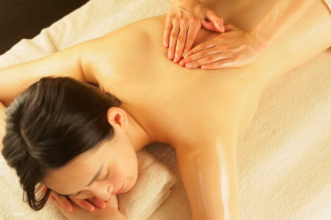 2-3. Corso di Guarigione (Aroma Schiena e Polpacci) (60min): Questo massaggio aromaterapico completo allevia efficacemente la tensione nella schiena e nelle gambe. Con un approccio compatto ma mirato, questo corso lascia il corpo intero rilassato, leggero